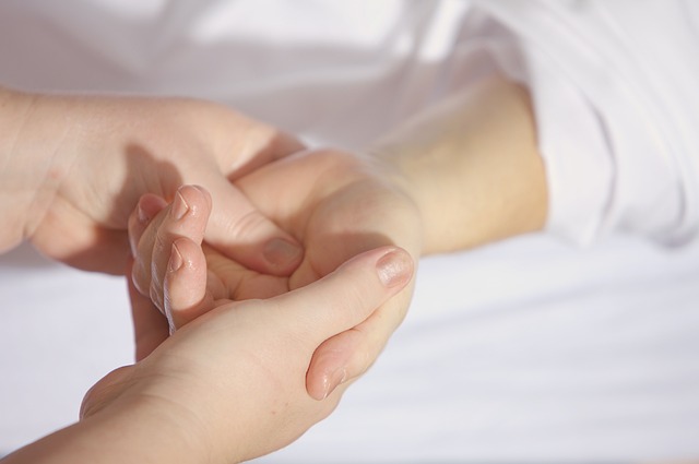 Mão realizando uma massagem relaxante terapia Imunocura câncer