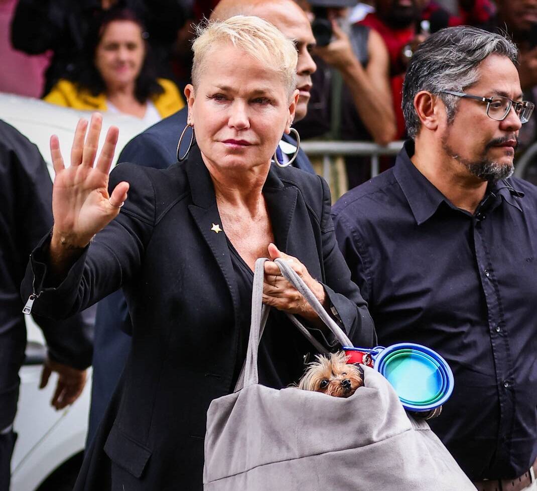 Xuxa emociona ao levar seu cachorro de Estimação para o velório de Rita Lee em São Paulo