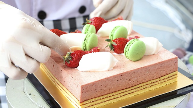 Confeiteiro habilidoso decorando um bolo perfeitamente enquanto trabalha em seu ambiente de confeitaria, cercado de ingredientes coloridos e utensílios de confeitaria.