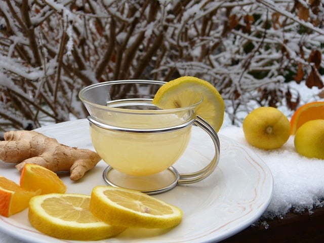 "Imagem de uma xícara de chá de laranja, um remédio caseiro para combater a gripe e fortalecer o sistema imunológico