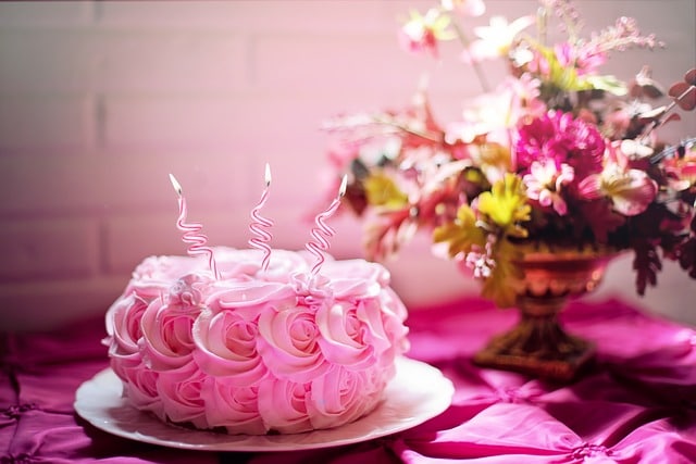 bolo de aniversário temático de rosa representando aniversário de criança de 10 anos
