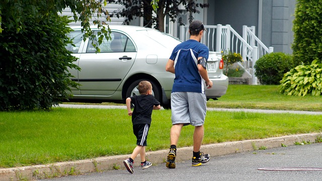 pai e filho correndo fazendo exercícios criando habito saudáveis