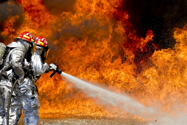 bombeiros com mangueira de agua apagando fogo incendio havaí