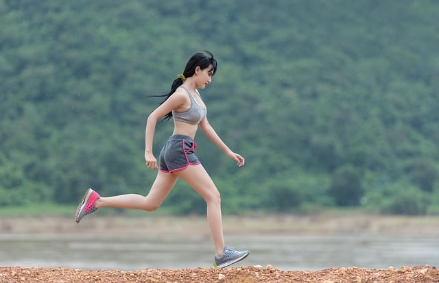 mulher correndo representando benefícios de não consumir açúcar
