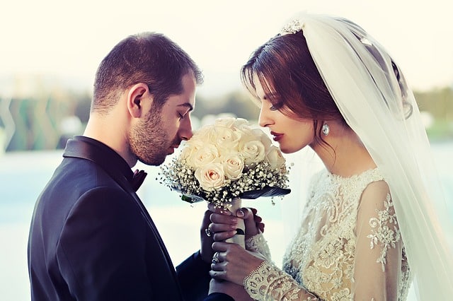 União de Almas: Dois corações se unem em matrimônio, segurando um buquê que simboliza amor e prosperidade.