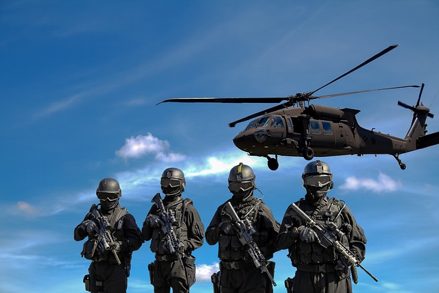 4 saldados do exercito brasileiro, helicóptero representando 0 dia 7 de setembro